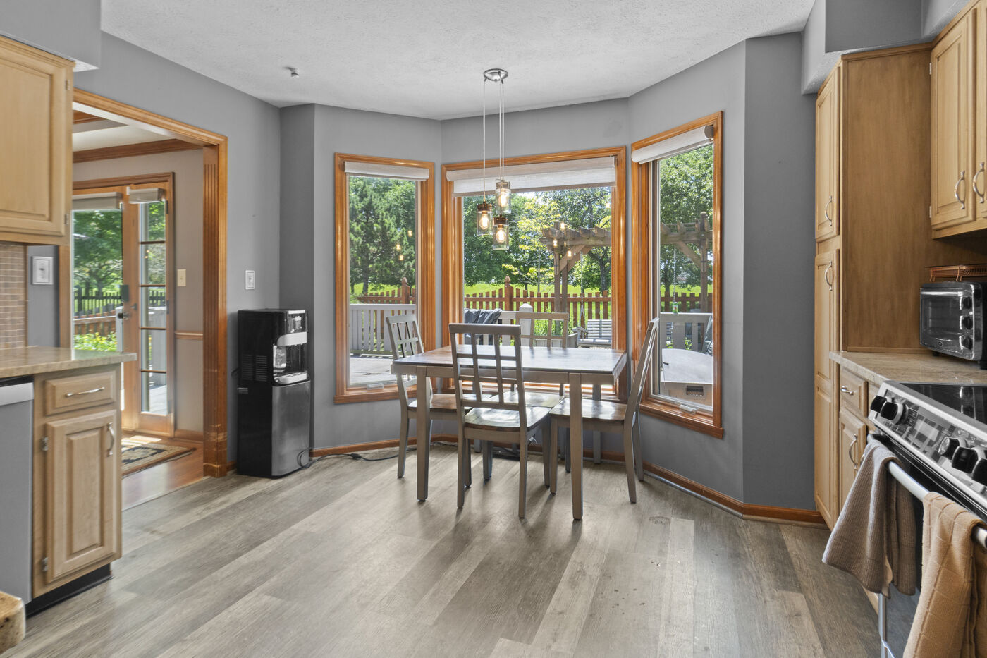 Eat-in kitchen with bay window