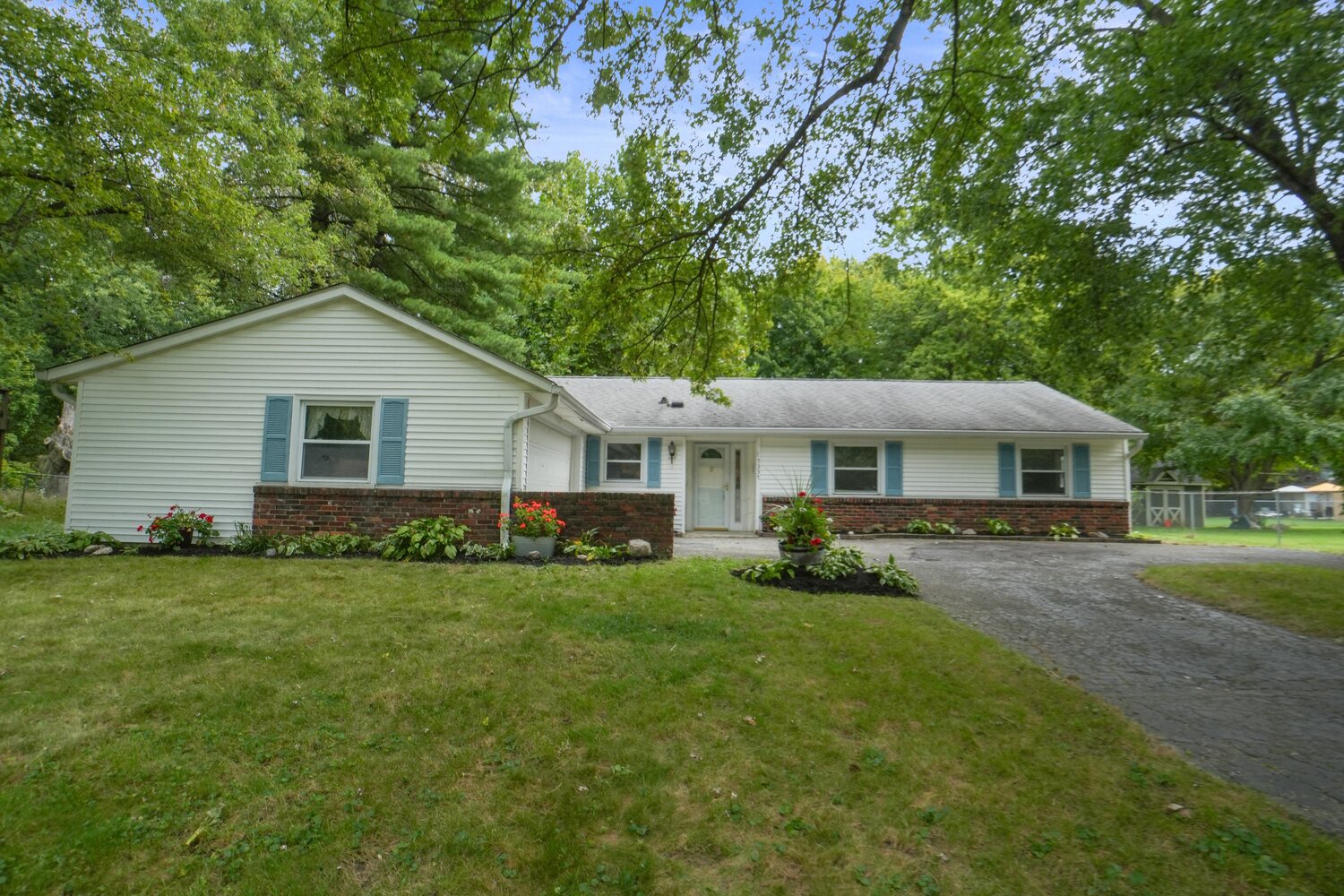7337 Woodside Dr, Indianapolis — updated ranch